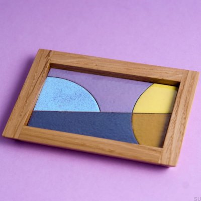 Escena abstracta con bandeja para joyas de madera amarilla, esmaltada 