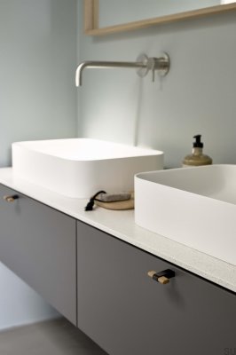 Perilla para muebles de metal negro mate con cruce de 50 barras en T y madera de roble