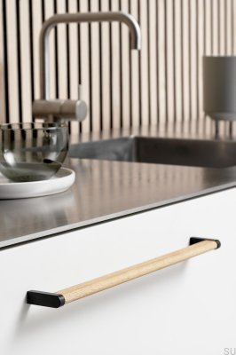 Tirador para muebles Crossing 320 Metal Matt Black con madera de roble