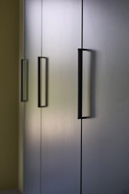 Tirador para muebles Crossing 320 Metal Matt Black con madera de roble negro 