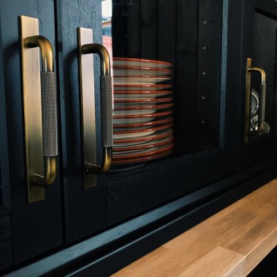 Tirador para mueble alargado con arandela Helix 160, Bronce Antiguo