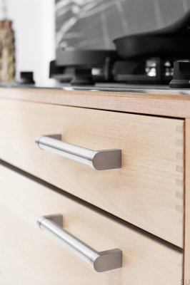 Tirador alargado para muebles de acero plateado de gran tamaño 320