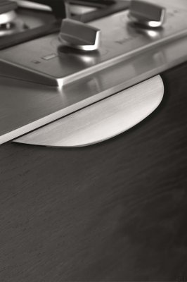 Tirador para muebles Edge Bow 200 de aluminio plateado