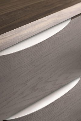 Tirador para muebles Edge Bow 350 de aluminio plateado
