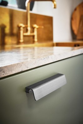 Tirador para mueble longitudinal Fringe 160, aluminio cepillado antracita