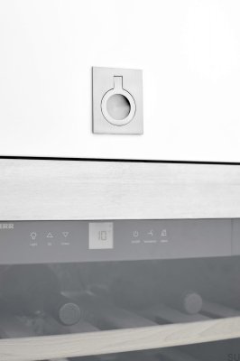 Tirador para mueble empotrado Flush 32 de metal plateado
