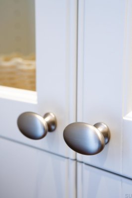 Perilla para muebles ovalada simple con junta tórica de 26 mm de metal plateado