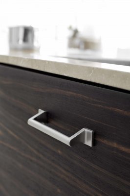 Tirador alargado para muebles de metal plateado de Ship 128