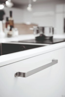 Tirador alargado para muebles de metal plateado Rio 256