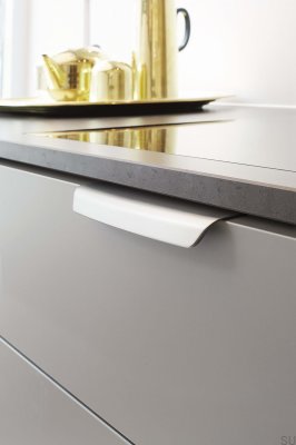 Tirador para muebles con borde cepillado de metal plateado Wow 160
