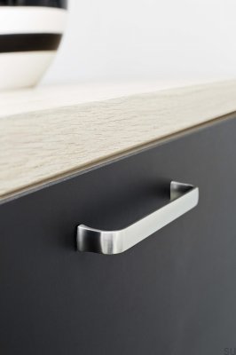 Tirador para muebles alargado de metal plateado cepillado Common 160