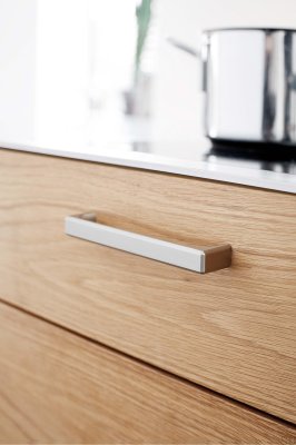 Tirador alargado para muebles de metal plateado Fold 160