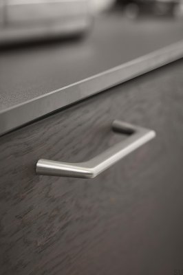 Tirador alargado para muebles de metal cepillado plateado Vista 192