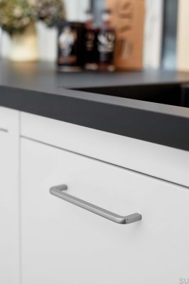 Tirador para muebles alargado de metal plateado compacto de 160 mm