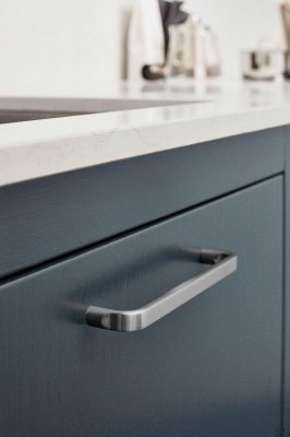 Tirador alargado para muebles de metal plateado Base 160