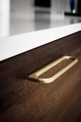 Tirador alargado para muebles Luck 160 de metal cepillado dorado