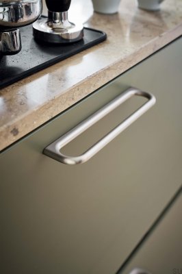 Tirador alargado para muebles de metal plateado Luck 160