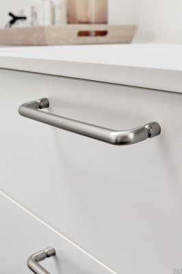 Tirador alargado para muebles de metal plateado Junction 160