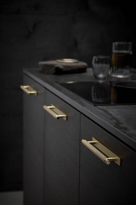 Tirador alargado para muebles de metal dorado Manor Back 128