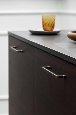 Tirador para mueble Equester 320 de metal dorado antiguo