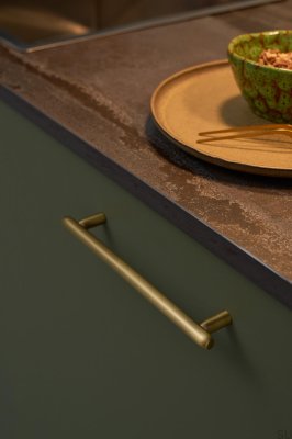 Tirador alargado para muebles Tocco 160 de metal cepillado dorado