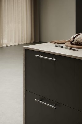 Tirador alargado para muebles de metal Bond 160 en negro mate/metal de cañón