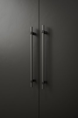 Tirador alargado para muebles de metal Bond 320 en negro mate/metal de cañón