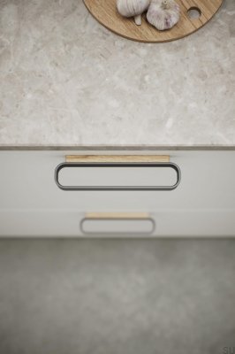 Tirador para mueble alargado Race 96, madera de roble negro mate