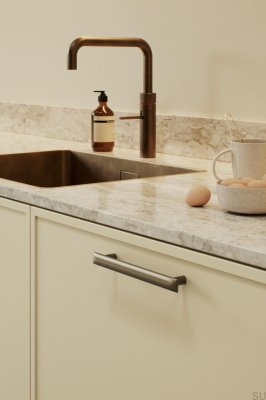 Tirador alargado para muebles de metal dorado cepillado Flow 160