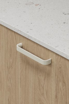Tirador para mueble rectangular Lace 160, metal amarillo mate