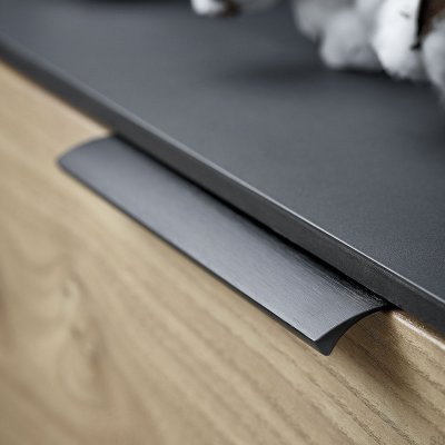 Tirador para muebles Edge Straight 200 de aluminio cepillado negro mate