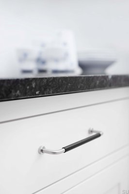 Tirador para mueble Lounge 160 de acero satinado en plata con cuero negro
