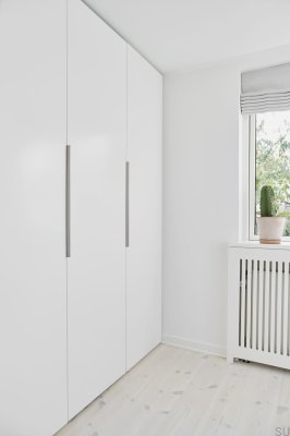 Tirador para muebles Edge Straight 600 de aluminio plateado