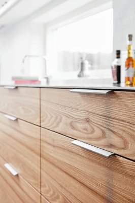 Tirador para muebles Edge Straight 1200 de aluminio plateado