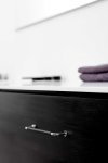 240330160-102/18--Uchwyt-meblowy-podłużny-Lounge-160-Stalowy-Srebrny-Polerowany-z-Czarną-Skórą-Furnipart-Skandynawskie-Uchwyty_2