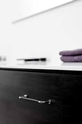 Tirador para muebles Lounge 160 de acero pulido en plata con cuero negro