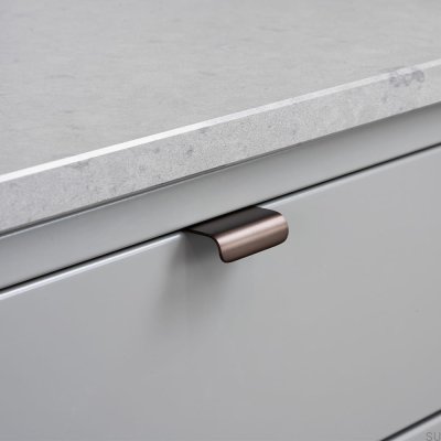 Tirador para muebles Lip 40 de latón marrón con borde cepillado