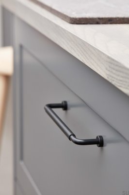 Tirador para muebles Lounge 160 de metal negro mate con piel negra