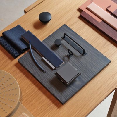 Tirador para mueble con borde metálico Hide 120 Azul Profundo