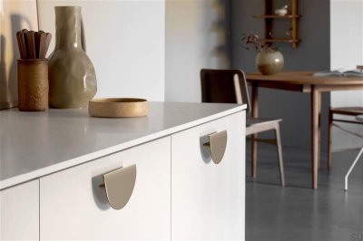 Tirador alargado para muebles Horizon Large 64 de metal dorado cepillado