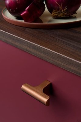 Perilla para muebles de aluminio T-Bar Hinoki 60, color marrón cepillado