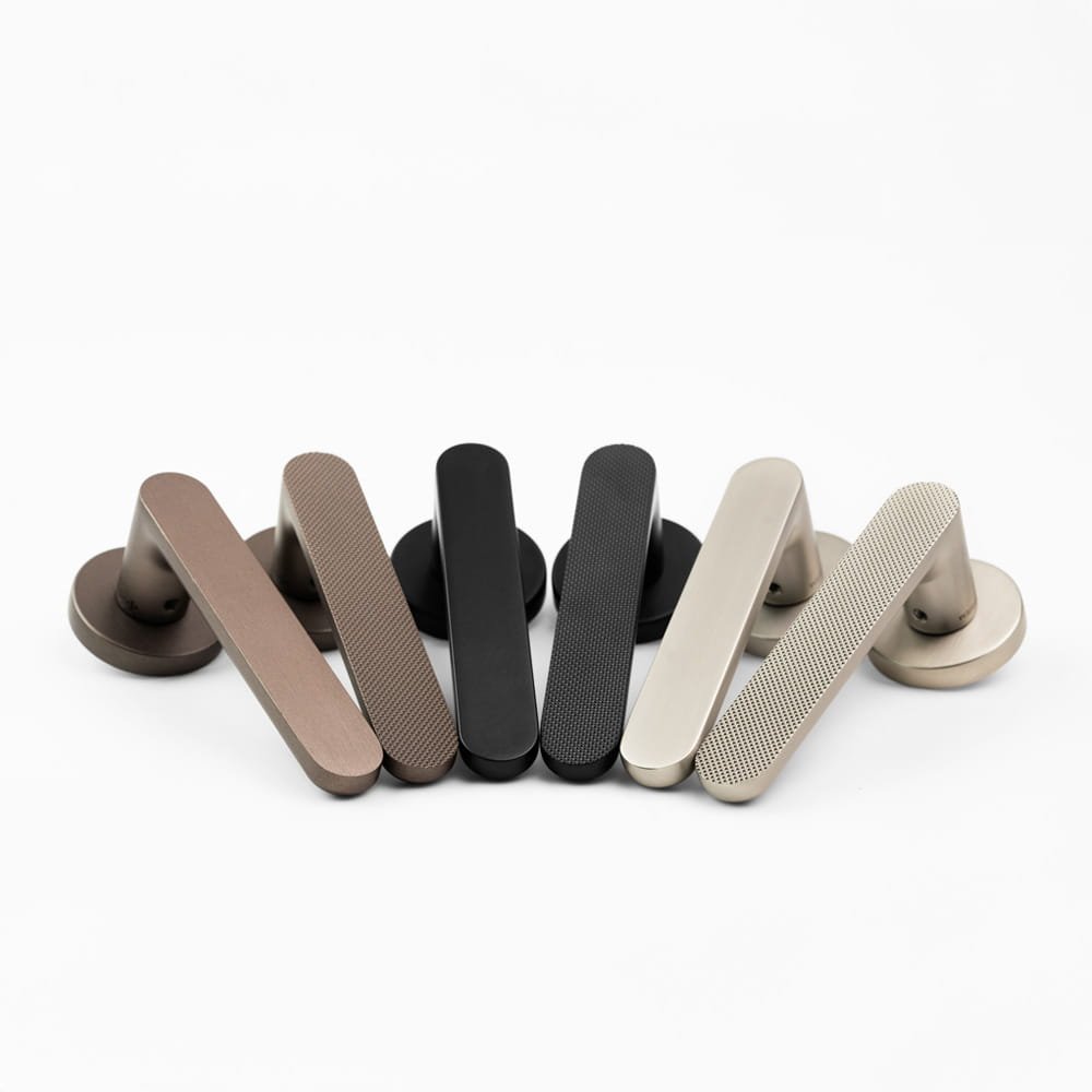 752031-41--Klamka-do-drzwi-Vibe-Plain-Aluminiowa-Srebrna-Szczotkowana-Standard-skandynawski-Beslag-Design-Skandynawskie-Uchwyty_3
