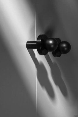 Pola W Pomo para muebles de latón negro con almohadilla negra