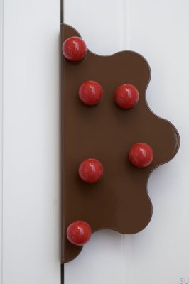 Tirador para muebles Mare 200 de acero con borde marrón y bolas rojas