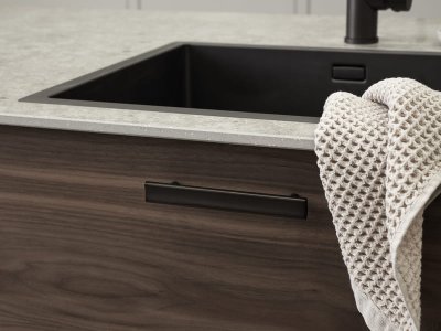 Tirador para mueble Bean 128 cromado negro cepillado