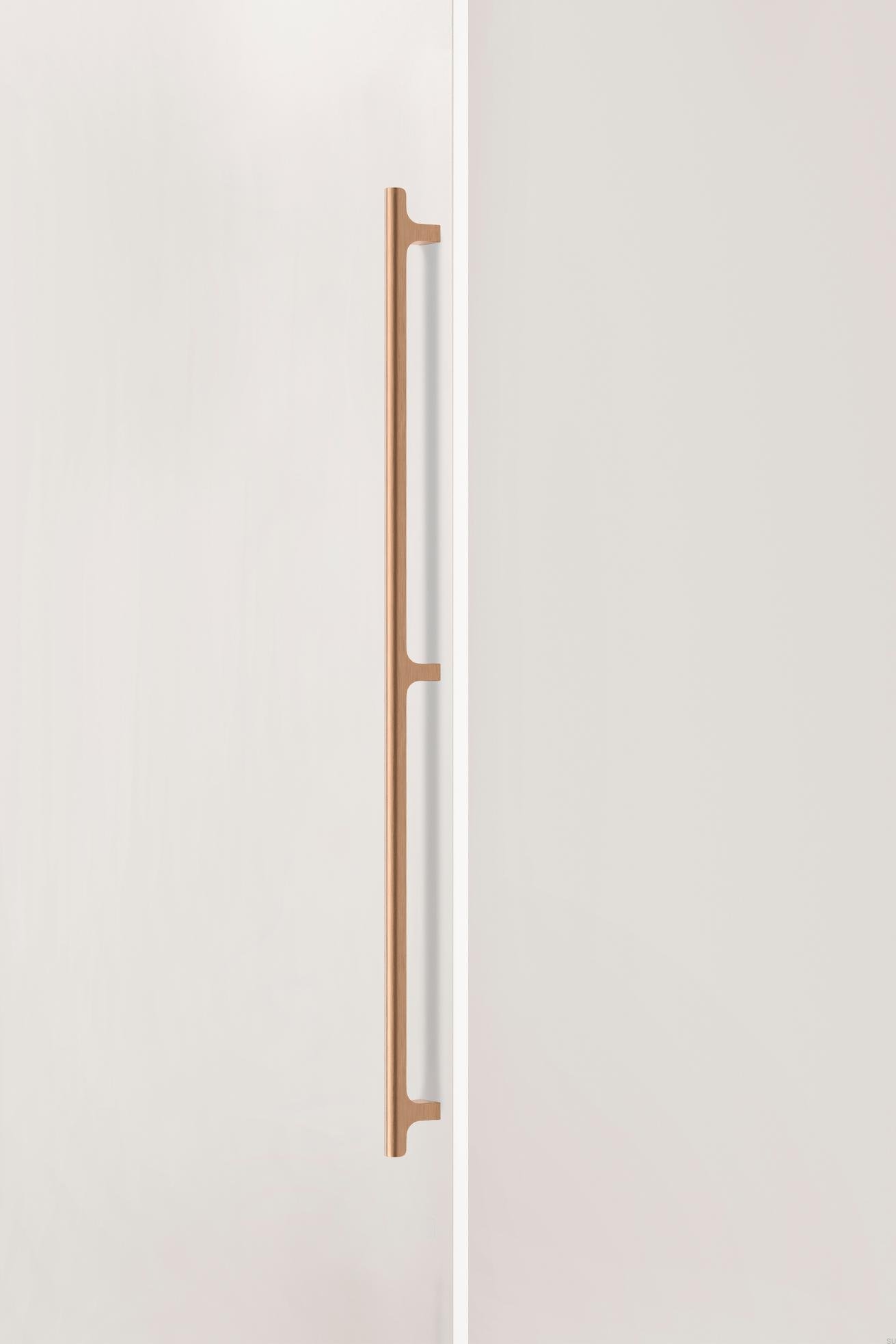 0687832L618--Uchwyt-meblowy-podłużny-Hinoki-Big-832-Aluminiowy-Mosiężny-Szczotkowany-Cava-Viefe-Skandynawskie-Uchwyty_3