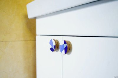 Pomo para muebles Moderna Blue 55 de madera de roble esmaltado en blanco azulado, aceite duro, incoloro, semimate