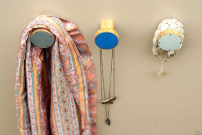Percha de pared de madera de roble esmaltada, color gris claro, semimate, 30 unidades