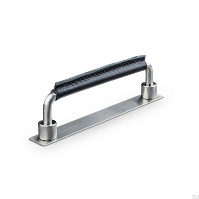 Tirador alargado para muebles Asissi Stitched 128 de metal cepillado plateado con cuero negro