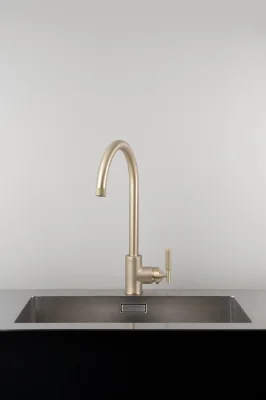 Grifo de cocina lineal de latón con conector europeo